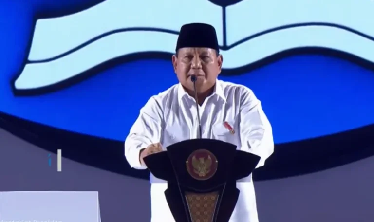 Prabowo Menangis Usai Umumkan Kenaikan Gaji Guru di Indonesia