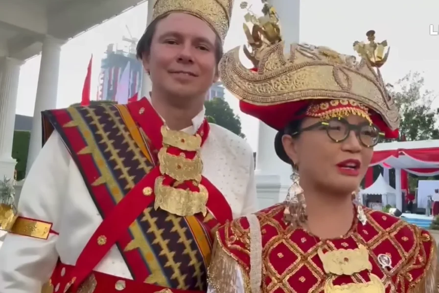 Wamen Stella Christie dan Suami Tampil Kompak dengan Adat Lampung di Istana Merdeka